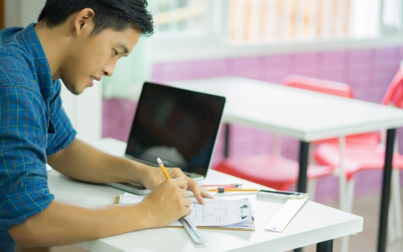 Ngành cơ khí đòi hỏi sinh viên phải làm việc với các phần mềm chuyên dụng nặng