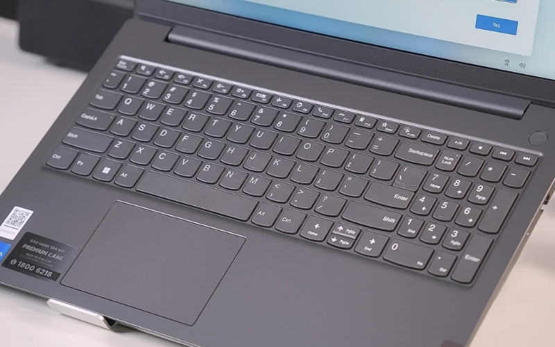 Ưu tiên laptop có bàn phím đầy đủ (full-size) với cụm phím số (Numpad) riêng biệt
