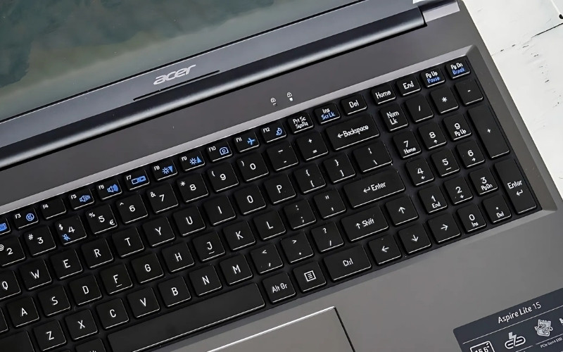 Bàn phím full-size có khu vực phím số (Numpad) giúp nhập liệu dễ dàng