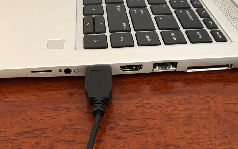 Bạn cần kiểm tra máy có đủ các cổng thông dụng để phục vụ việc học và thuyết trình