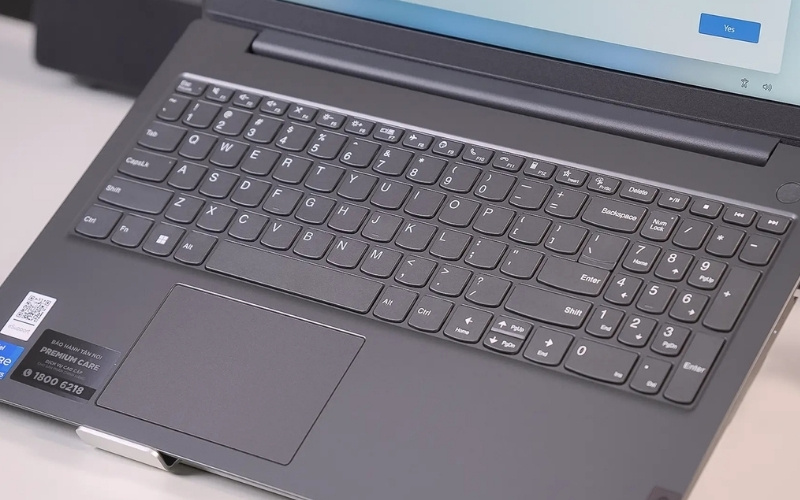 Bàn phím có hành trình tốt, khu vực phím số riêng sẽ rất hữu ích cho việc gõ lệnh và nhập liệu