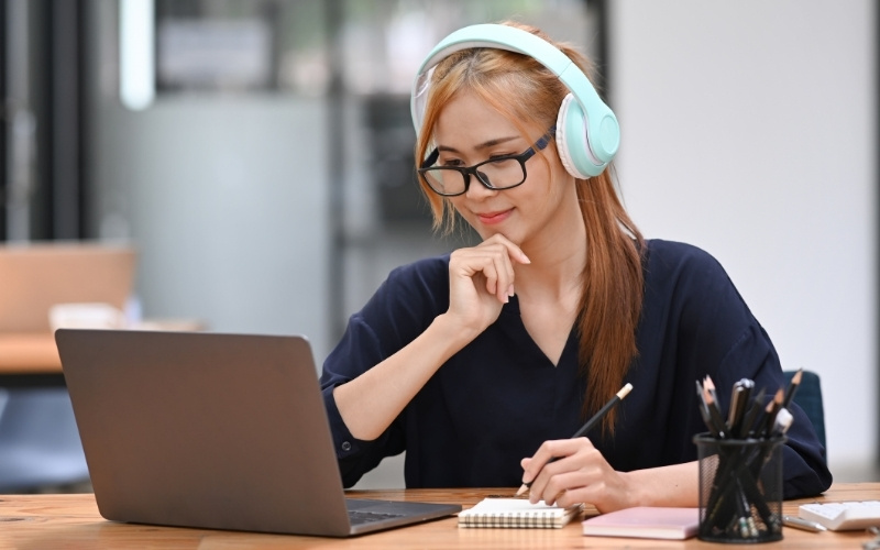 Ưu tiên chọn laptop có thiết kế gọn nhẹ và thời lượng pin tốt