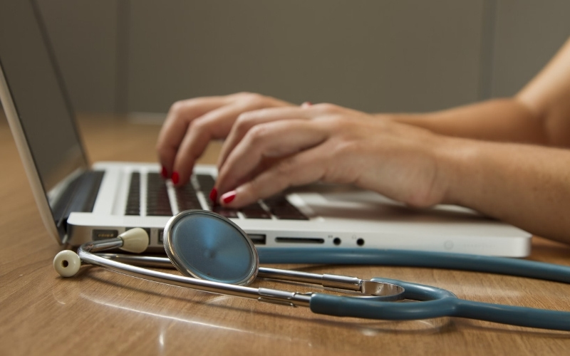 Laptop là công cụ cần thiết cho sinh viên học ngành Y