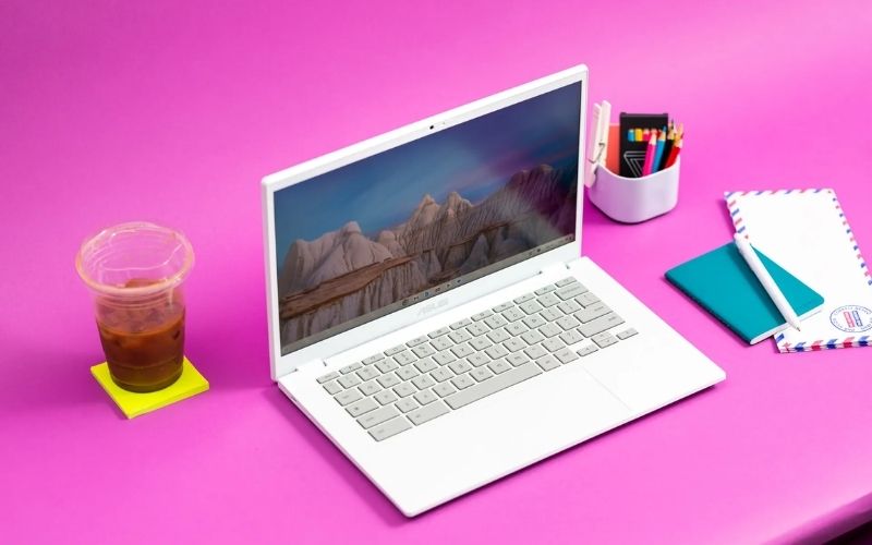 Laptop vỏ nhựa có trọng lượng nhẹ, chi phí thấp nhiều kiểu dáng với độ bền vừa phải