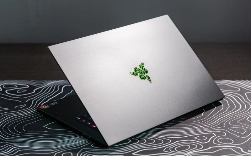 Laptop vỏ kim loại bền chắc, sang trọng, tản nhiệt tốt, thường xuất hiện ở phân khúc cao cấp