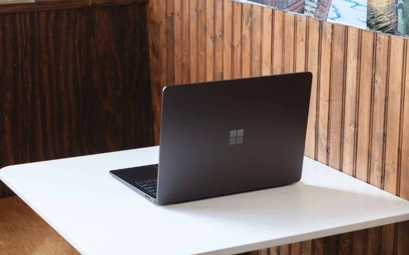 Laptop vỏ kim loại tản nhiệt nhanh và ổn định, còn laptop vỏ nhựa cách nhiệt nên dễ nóng khi chạy tác vụ nặng