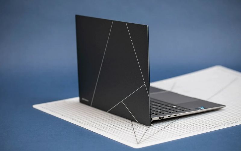 Laptop vỏ kim loại mang lại sự sang trọng, tinh tế trong khi laptop vỏ nhựa đa dạng màu sắc và trẻ trung