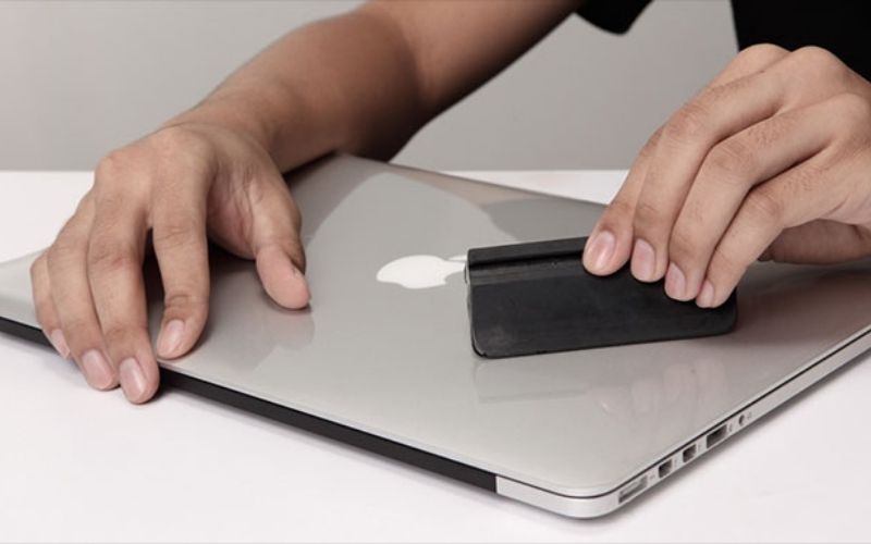 Để vỏ laptop luôn mới, bạn nên thường xuyên vệ sinh đúng cách, dùng túi chống sốc, dán ốp bảo vệ và tránh nhiệt độ cao