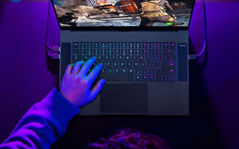 Cắm sạc laptop gaming khi chơi game sẽ khai thác tối đa hiệu năng