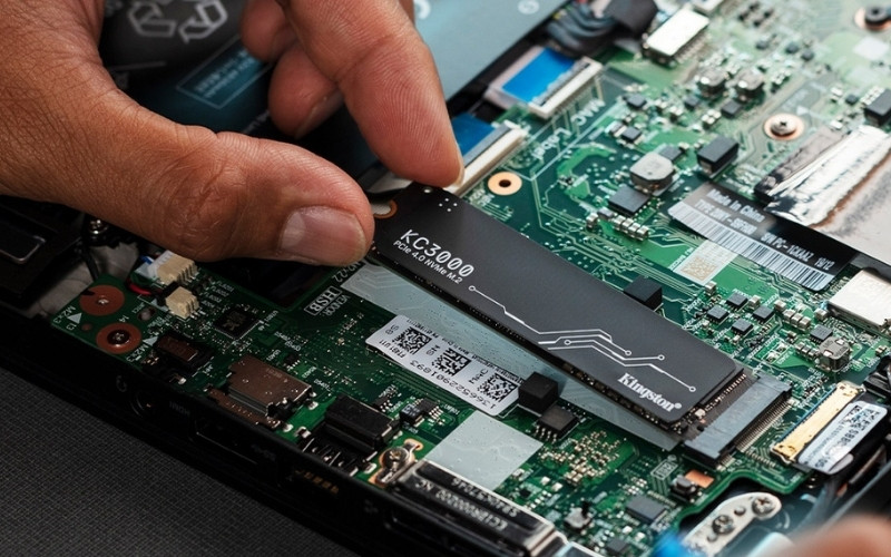 Nếu không tự tin lắp ráp, hãy mang laptop đến các trung tâm uy tín để được hỗ trợ