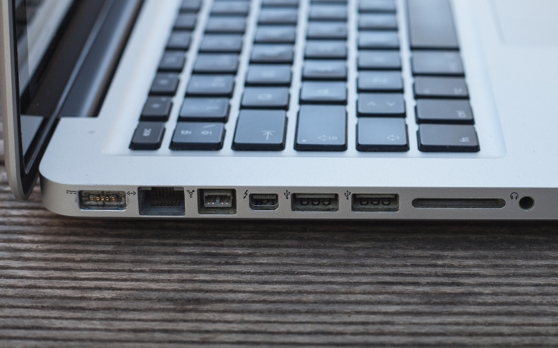 Đảm bảo máy có đủ các cổng kết nối cần thiết