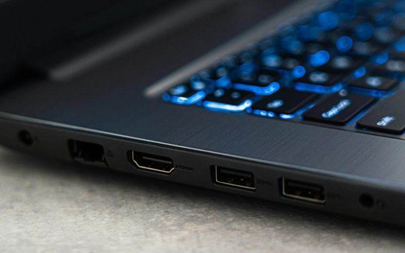 Laptop cần có đủ các cổng cơ bản