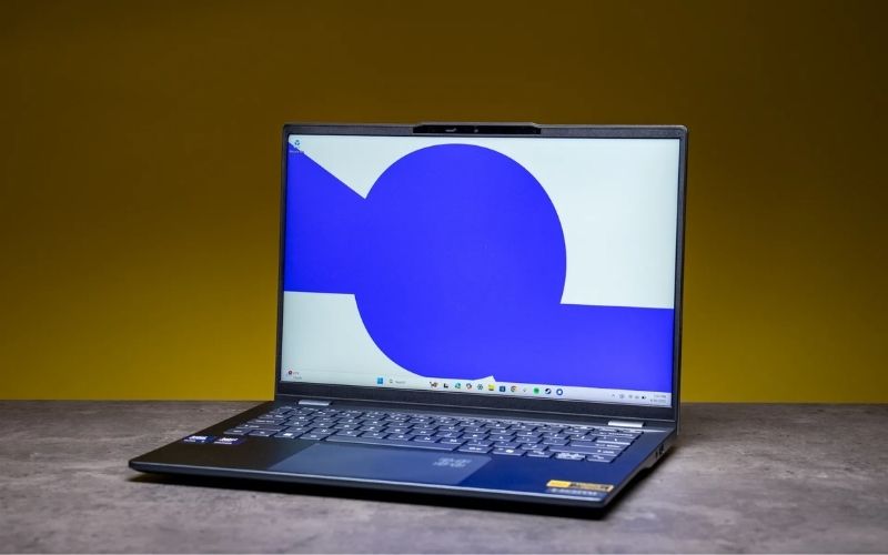 Sinh viên thiết kế thời trang nên chọn laptop có CPU mạnh, màn hình chuẩn màu và nhiều cổng kết nối