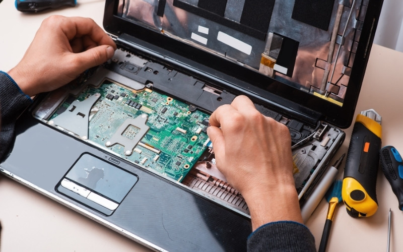 Khi pin có dấu hiệu hư hỏng, hãy liên hệ với trung tâm bảo hành, sửa chữa uy tín