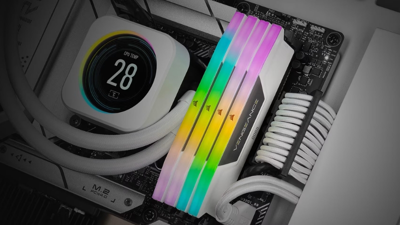 Dải đèn LED RGB trên thanh RAM Corsair Vengeance White, hiển thị nhiều màu sắc sống động