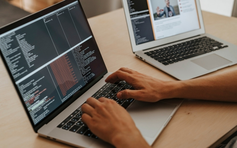 Sinh viên Kỹ thuật Phần mềm thường xuyên làm việc với các tác vụ đòi hỏi tài nguyên hệ thống rất cao