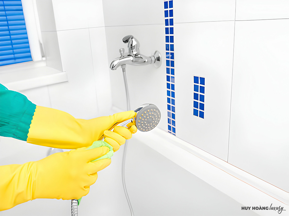 Vệ sinh vòi sen tắm thường xuyên giúp loại bỏ vi khuẩn