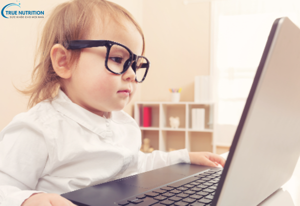 Nguyên Nhân Bệnh Viễn Thị: Tại Sao Mắt Bạn Gặp Khó Khăn Khi Nhìn Gần?