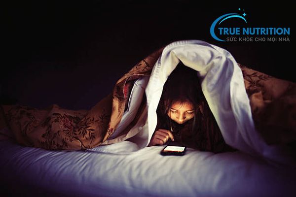 Sử dụng điện thoại khiến phát triển chiều cao của trẻ bị đe dọa