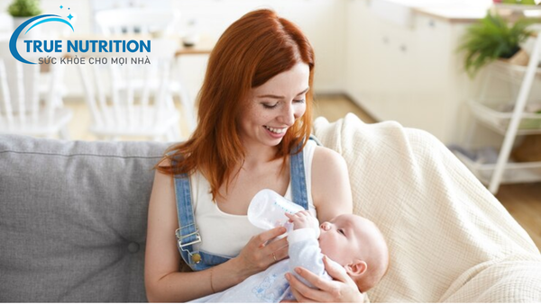 sữa mẹ và sữa công thức giúp trẻ cao lớn
