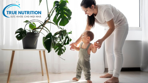 trẻ tập đi có hỗ trợ