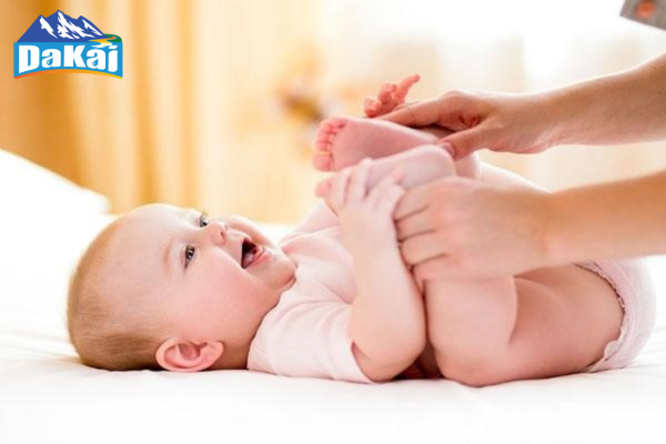 Nhu cầu bổ sung nước của trẻ em là bao nhiêu? Lưu ý khi bổ sung nước cho trẻ