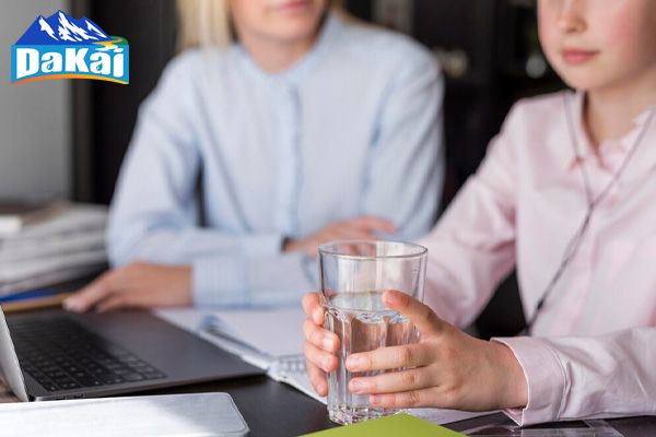 Nên uống bao nhiêu nước mỗi ngày? Cách tính lượng nước uống theo cân nặng