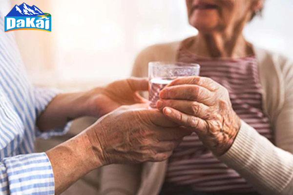 Tại sao người cao tuổi dễ mất nước? Triệu chứng và cách phòng tránh