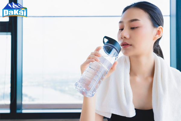 Nước điện giải là gì? Lợi ích khi bổ sung nước điện giải cho cơ thể