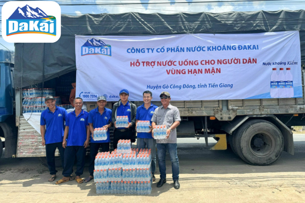 Nước khoáng Dakai hỗ trợ nước uống cho người dân vùng hạn mặn tỉnh Tiền Giang