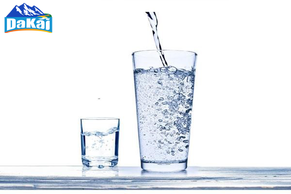 Phân biệt nước khoáng thiên nhiên với nước khoáng nhân tạo