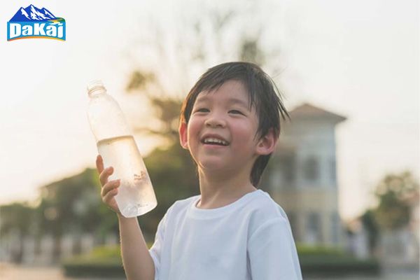 Trẻ em uống nước khoáng được không?