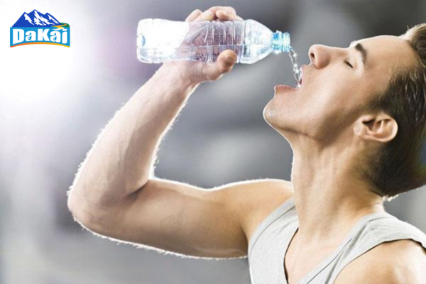 Triệu chứng báo hiệu bạn đang uống quá nhiều nước