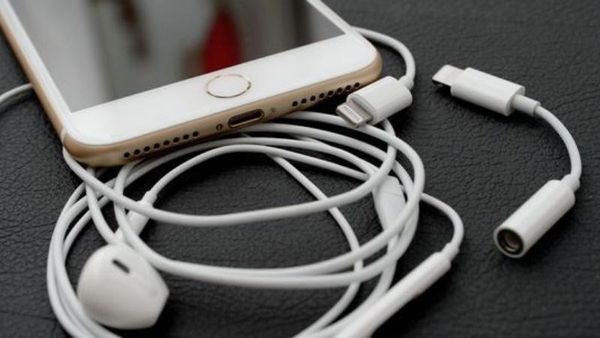 Cắm và tháo tai nghe