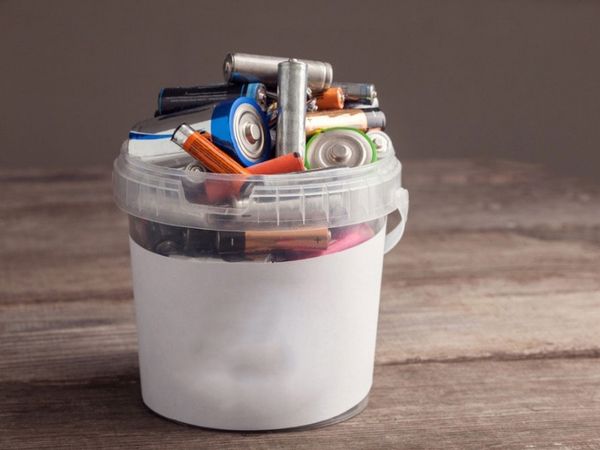 Tháo pin nếu là pin rời