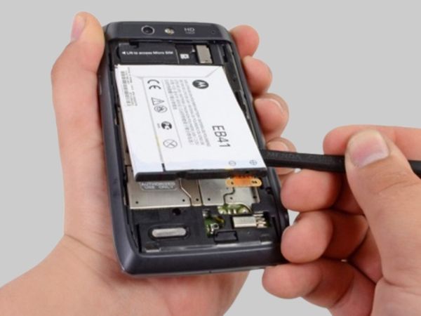 Tháo pin nếu là pin rời