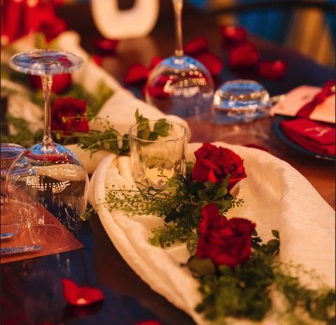 Make your anniversary even more special with a romantic decoration package