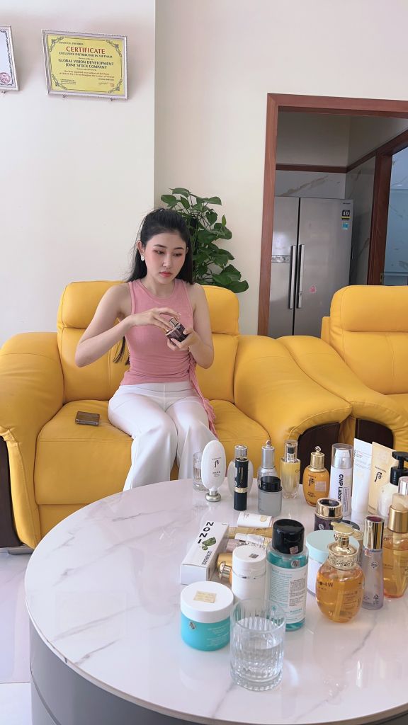 Người mẫu Ly Ly