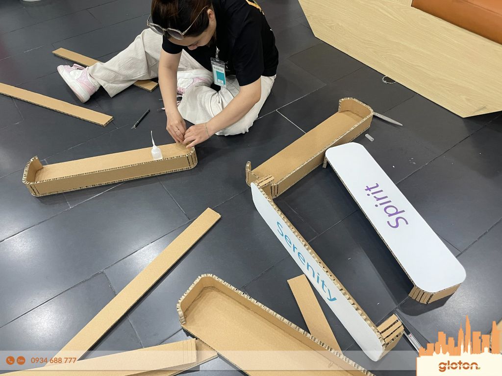 trang-tri-su-kien-pride-month-bang-carton-tai-che