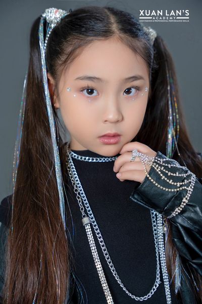 Mẫu nhí lai Việt - Hàn hóa thân thành idol Kpop, hóa ra là học trò của siêu mẫu quen mặt