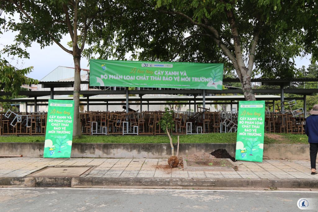 HORIBA Việt Nam & ICG trao tặng 30 cây giáng hương & 30 bộ phân loại rác cho Đại Học Khoa Học Tự Nhiên