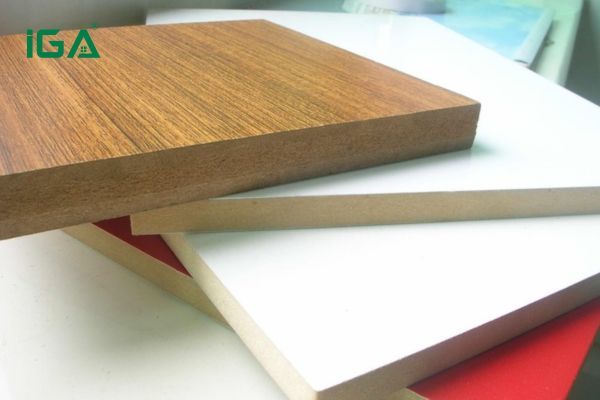 Chất liệu gỗ MDF làm kệ góc tường