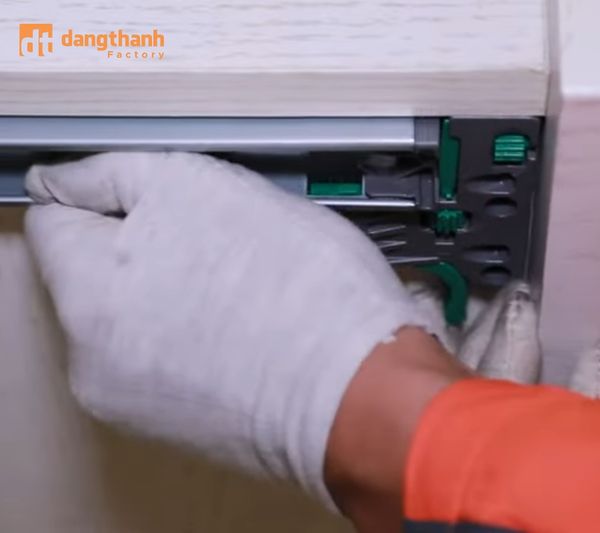 Lắp dặt ray trượt âm tủ bếp