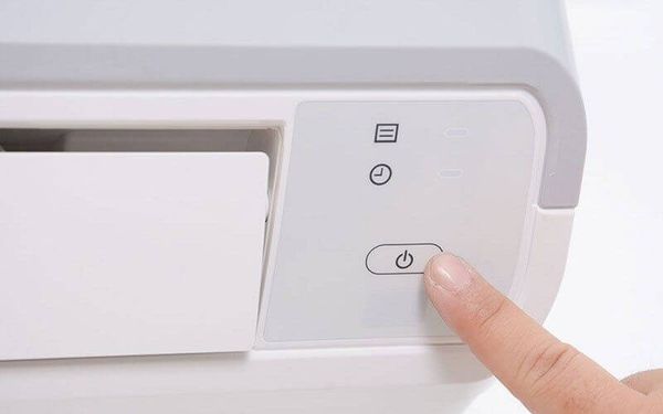 Cách sử dụng điều khiển từ xa để bật điều hòa: Nhấn nút