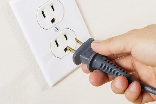 Vệ sinh quạt tản nhiệt để đảm bảo nó hoạt động trơn tru. Quạt phải được thay thế ngay lập tức nếu nó bị hỏng.