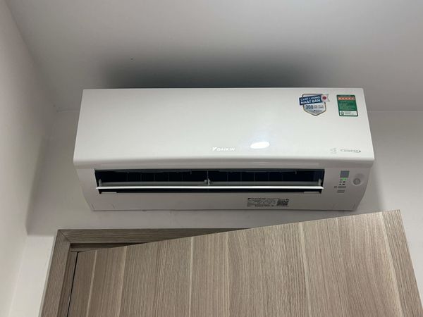 Điều hòa Daikin FTKB25YVMV có hệ thống lọc khí tiên tiến để loại bỏ bụi bẩn, mùi hôi, vi khuẩn và các tác nhân gây dị ứng từ không khí.