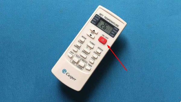 Điều hòa Casper thường có nút nguồn trên bảng điều khiển hoặc trên điều khiển từ xa.