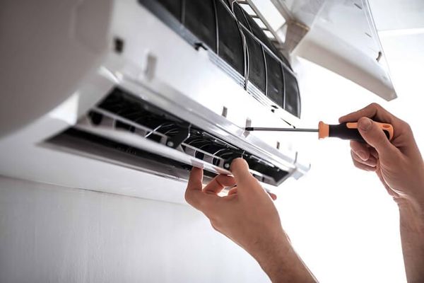 Bộ bảo vệ mắt và khẩu trang: Những thứ này giúp bạn bảo vệ khỏi bụi và vi khuẩn khi vệ sinh.
