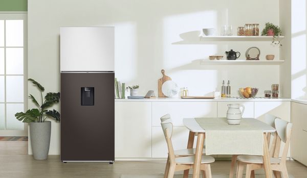 Tủ lạnh Samsung RT38CB6784C3/SV có thiết kế bên ngoài thanh lịch và sang trọng là điểm thu hút đầu tiên