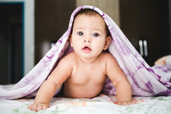 Sự phát triển giác quan trong 12 tháng đầu đời của trẻ, bố mẹ cần lưu ý